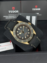 Carica l&#39;immagine nel visualizzatore di Gallery, Tudor Black Bay Bronze 79250BA year 2023 full set LIKE NEW
