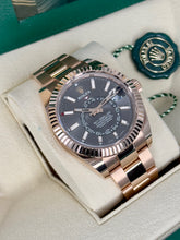 Carica l&#39;immagine nel visualizzatore di Gallery, Rolex Sky-Dweller 326935 rosè gold year 2021 full set
