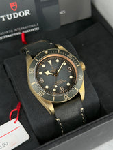 Carica l&#39;immagine nel visualizzatore di Gallery, Tudor Black Bay Bronze 79250BA year 2023 full set LIKE NEW
