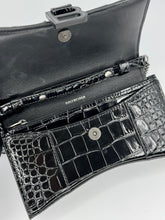 Carica l&#39;immagine nel visualizzatore di Gallery, Clutch portafoglio Balenciaga Hourglass in pelle nera
