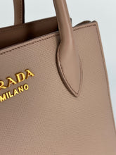 Carica l&#39;immagine nel visualizzatore di Gallery, Borsa Prada in pelle saffiano beige
